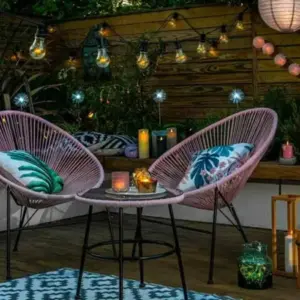 Terrasse im Sommer dekorieren mit Lichterketten, Teppichen und farbigen Möbeln