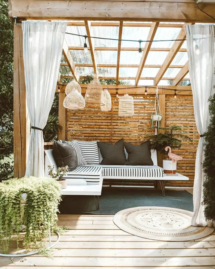 Terrasse im Sommer dekorieren mit Vorhängen und Outdoor-Teppichen