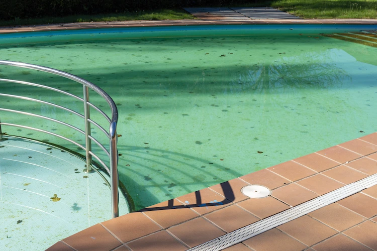 unzureichende wartung und pflege des poolbereichs führen zu verschmutzem poolwasser und poolboden