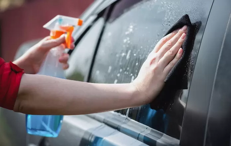 vogelkot auto entfernen glasreiniger für autoscheiben zum einweichen von hartnäckigen flecken verwenden