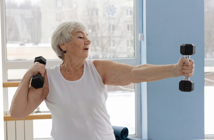 vorteilhafte workouts für menschen in höherem alter mit leichten gewichten