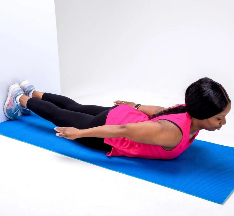 Wand Pilates - Einfache Rückenstreckung