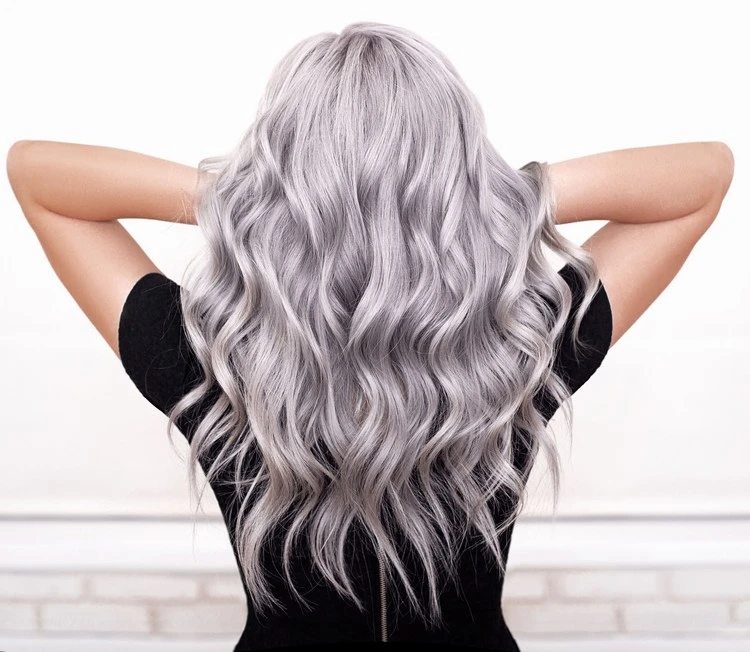 Welche Farben bei grauem Haar unbedingt vermeiden - Kleidung und Accessoires richtig kombinieren