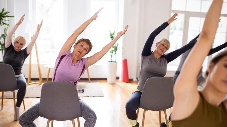 yoga auf dem stuhl senioren yoga Übungen im sitzen