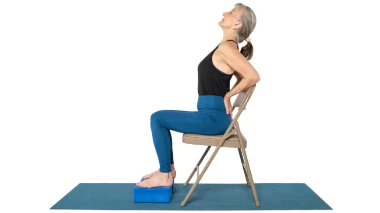 yoga auf dem stuhl Übungen für senioren yoga gegen rückenschmerzen