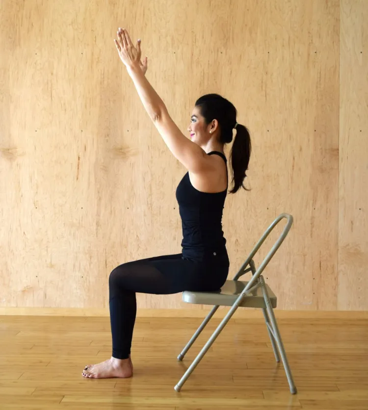 yoga auf dem stuhl Übungen senioren training im sitzen fürs büro