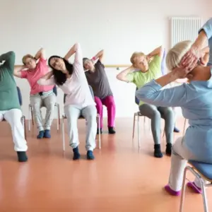 yoga training für zuhause yoga auf dem stuhl Übungen senioren