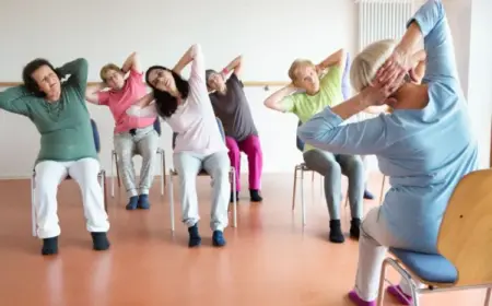 yoga training für zuhause yoga auf dem stuhl Übungen senioren