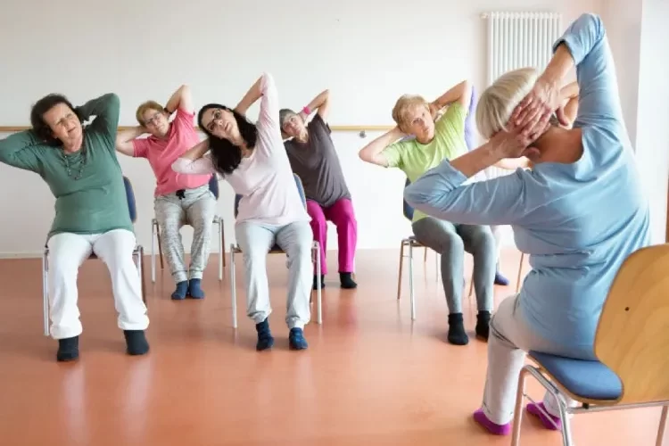 yoga training für zuhause yoga auf dem stuhl Übungen senioren