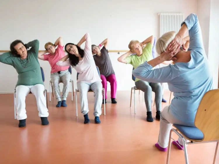 yoga training für zuhause yoga auf dem stuhl Übungen senioren