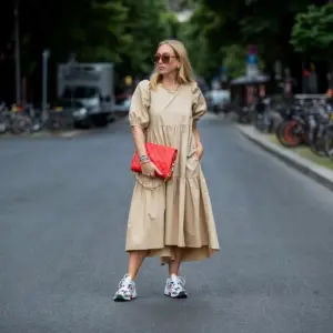 Zu einer starken Sommergarderobe gehören luftige Stoffe und coole Turnschuhe