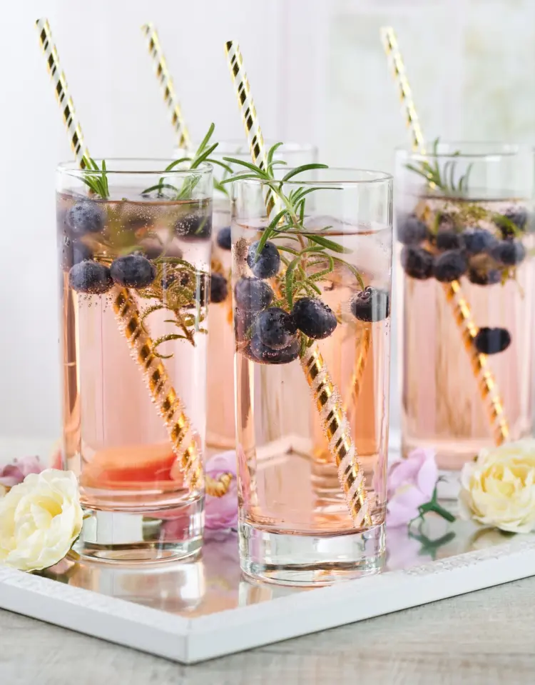 Alkoholfreier Lavendel-Cocktail für Kinder mit Heidelbeeren für den Sommer