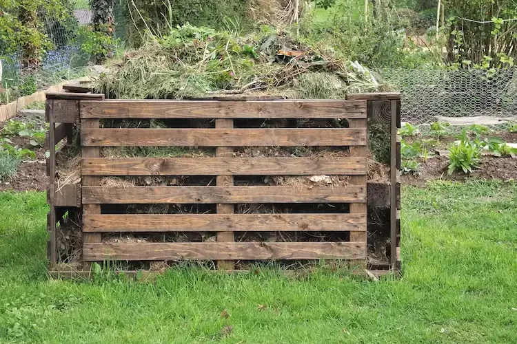 als günstiges diy projekt für den garten einen komposter aus paletten selber bauen