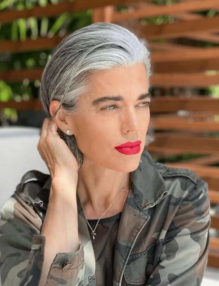 Anti-Aging-Frisuren für graues Haar - Nach hinten stylen