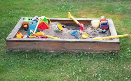 auf dem rasen aufgelegter sandkasten für kinder selber machen und mit spielzeug ausstatten