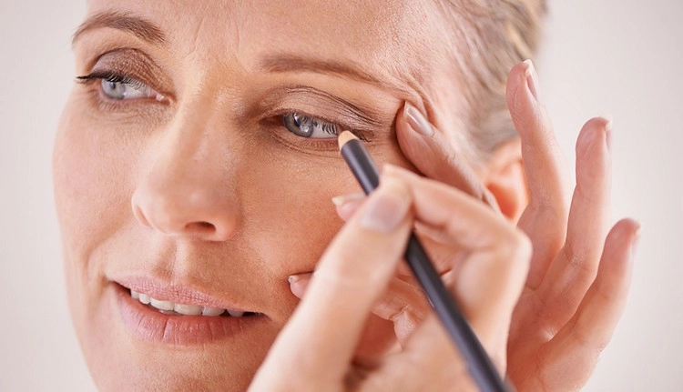 Augen Make up für ältere Frauen im Sommer