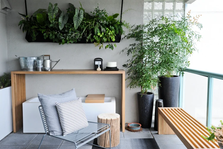 Balkon Wand verschönern mit Pflanzen und Konsolentisch für Deko