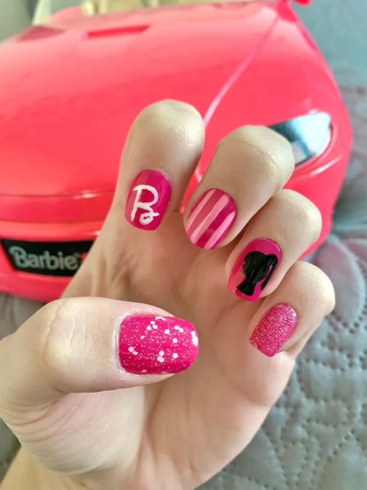 barbiecore nails nageltrend nagelfarbe für sommer 2023