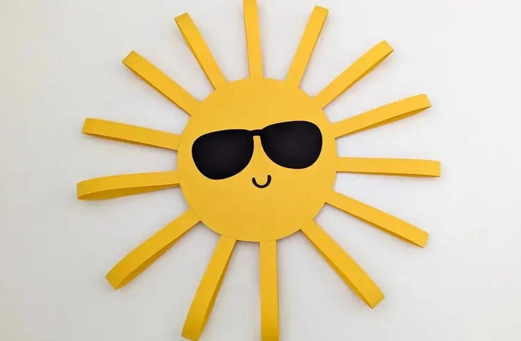 Basteln mit Kindern im Sommer - Coole Sonne aus Buntpapier mit Voralgen für Sonnenbrillen