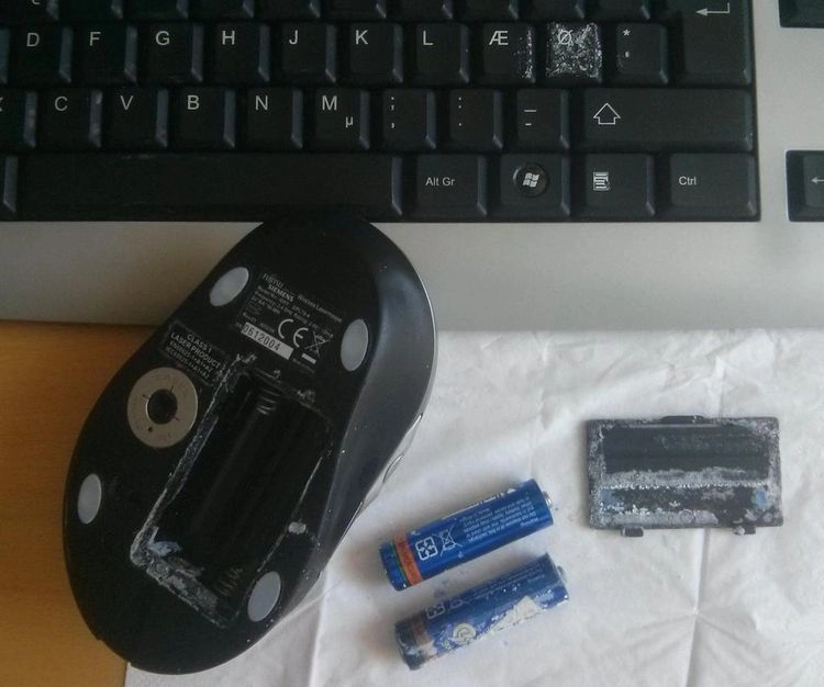 Batteriekontakte säubern mit Essig und Backpulver