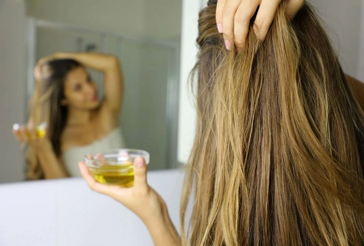 Behandeln Sie das Haar mit Olivenöl, um es mit Feuchtigkeit zu versorgen