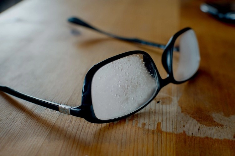 Beschlagene Brille mit Klarspüler vermeiden