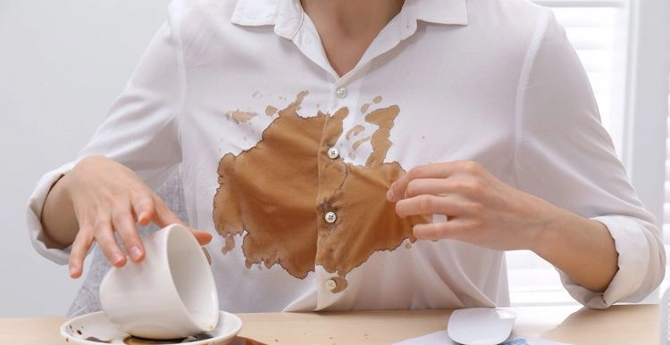Beseitigung alter Kaffeeflecken auf der Kleidung
