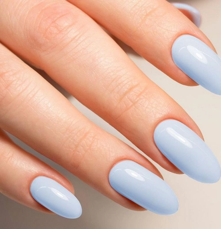 Blueberry Milk Nails sind für Sommer 2023 angesagt
