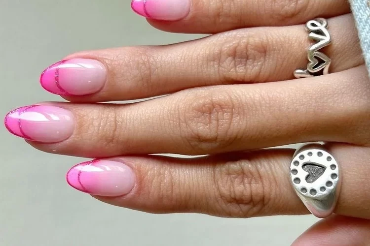 Die angesagten Pink French Nails für Sommer 2023