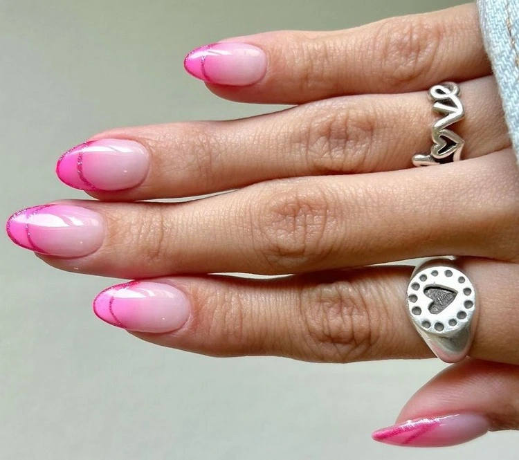 Die angesagten Pink French Nails für Sommer 2023