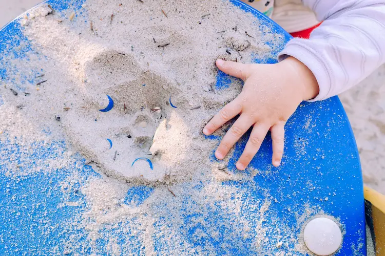 die richtige art von sand für einen sandkasten kaufen und schmutzansammlungen verhindern