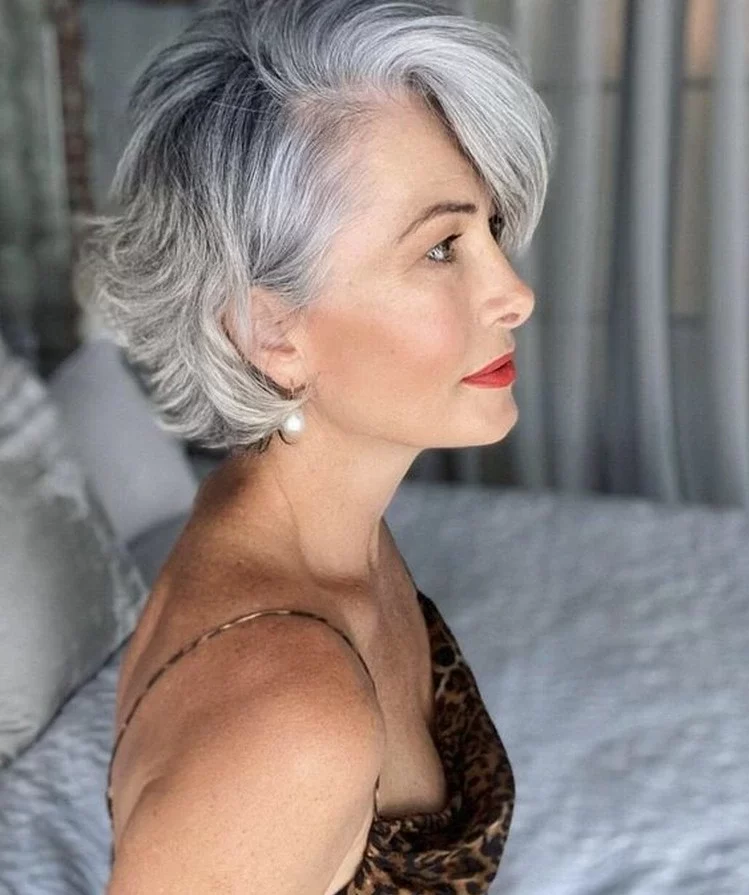 Diese Anti-Aging-Frisuren für graues Haar sind ein Symbol für Weiblichkeit und Klasse