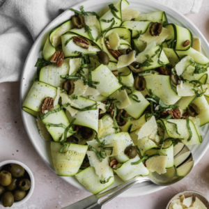 einfache zucchinisalat rezepte zubereiten sommer erfrischend lecker roh mit feta tomaten gegrillt1