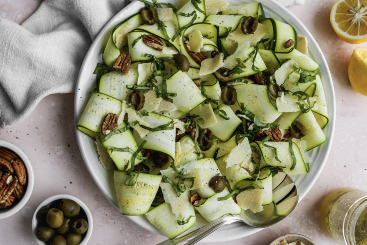 einfache zucchinisalat rezepte zubereiten sommer erfrischend lecker roh mit feta tomaten gegrillt1