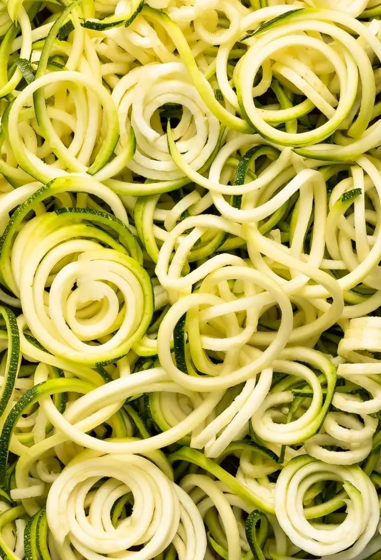 Erfrischender Salat mit Zucchini