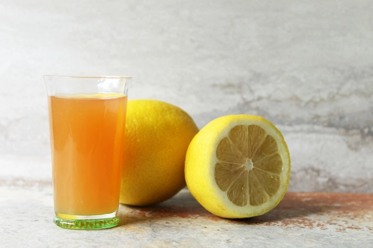 Essig und Zitronensaft sind sehr wirksam gegen Obstflecken