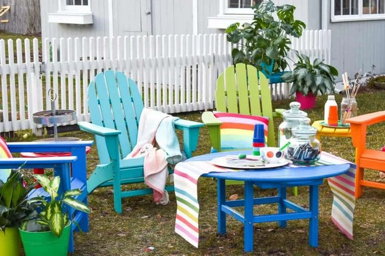 Farbenfrohe Stühle und Tische im Freien