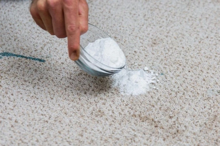 Flecken auf dem Teppich mit Backpulver behandeln