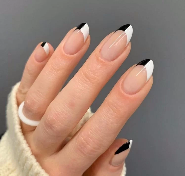 French Nails in Schwarz und Weiß