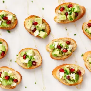 Frucht Bruschetta mit Granatapfel und Avocado selber machen