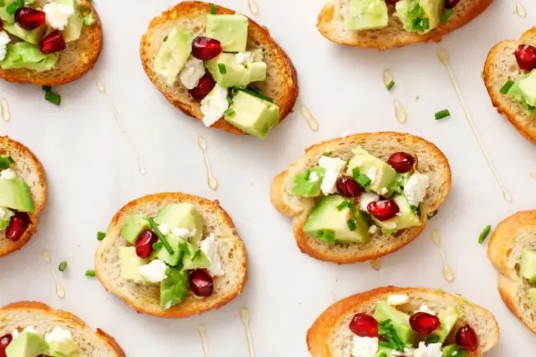 Frucht Bruschetta mit Granatapfel und Avocado selber machen