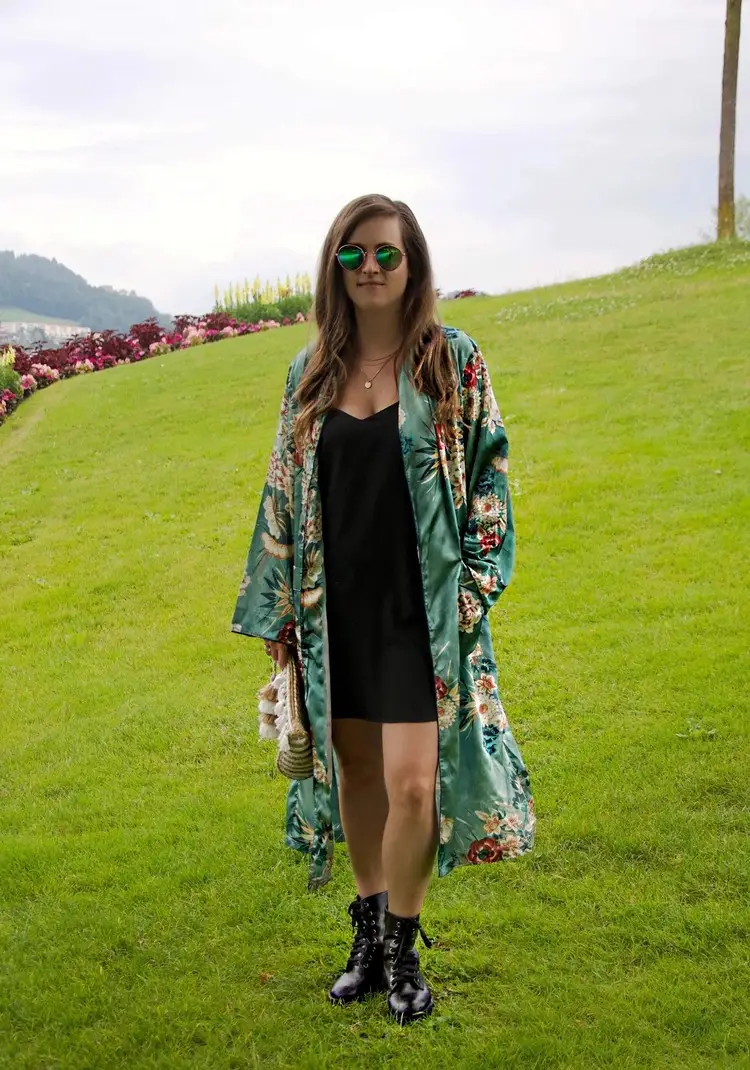 Für einzigartigen Festival Look 2023 wählen Sie ein kunstvolles Kleidungsstück wie Kimono