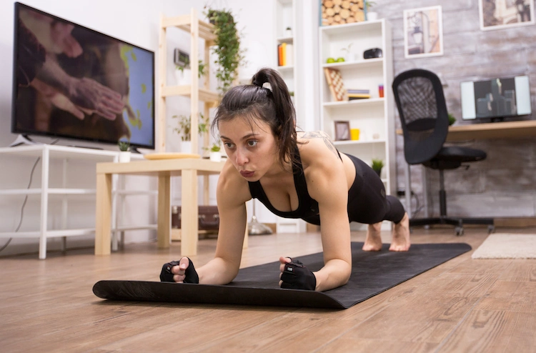 ganzkörpertraining wie planken wählen und statt workout bei hitze zuhause durchführen
