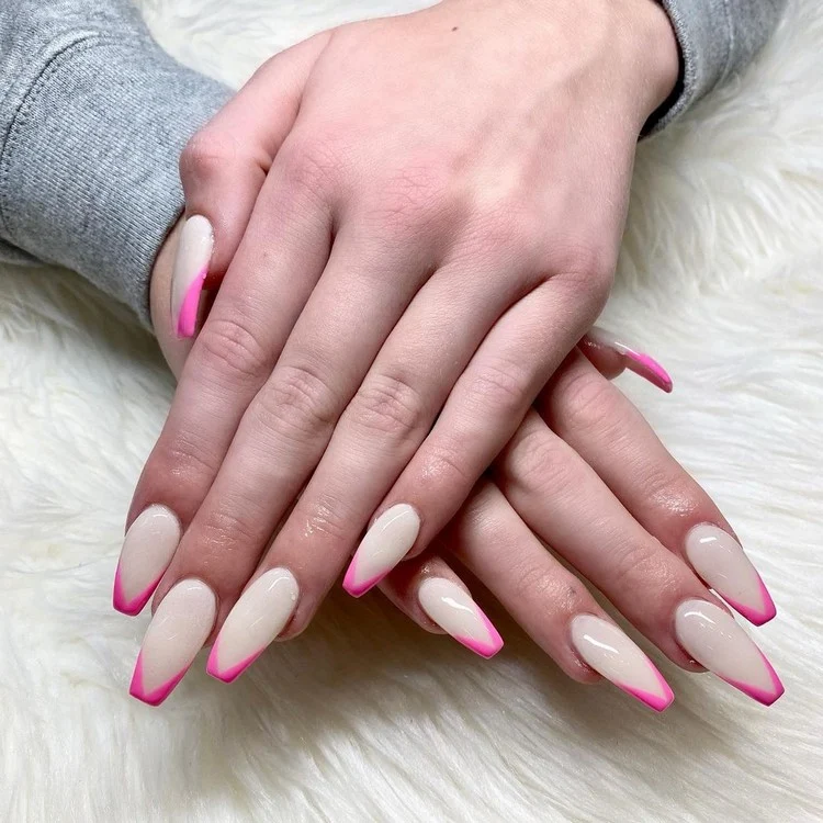 Geometrischer Look mit Pink French Nails