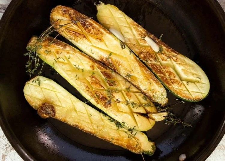 Geröstete Zucchini mit Knblauch und Thymian mediterranes Rezept