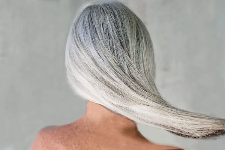 grey blending frisurentrend wie weiße haare mit strähnchen aufpeppen
