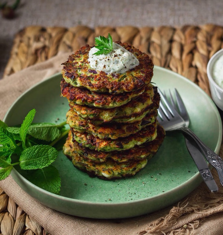 Griechische Zucchini Puffer mit Feta und Zaziki Dip