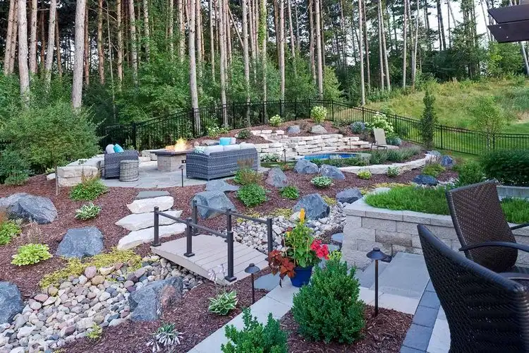 Großen Garten pflegeleicht gestalten - Bewässerung verringern mit Mulch