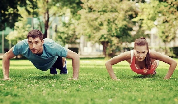 gruppenaktivitäten statt workout bei hitze im freien wählen und an der frischen luft fit im sommer bleiben
