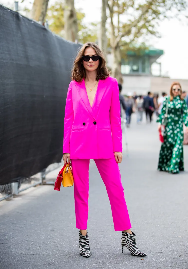 hot pink trendfarbe sommer barbiecore modetrend outfits 2023